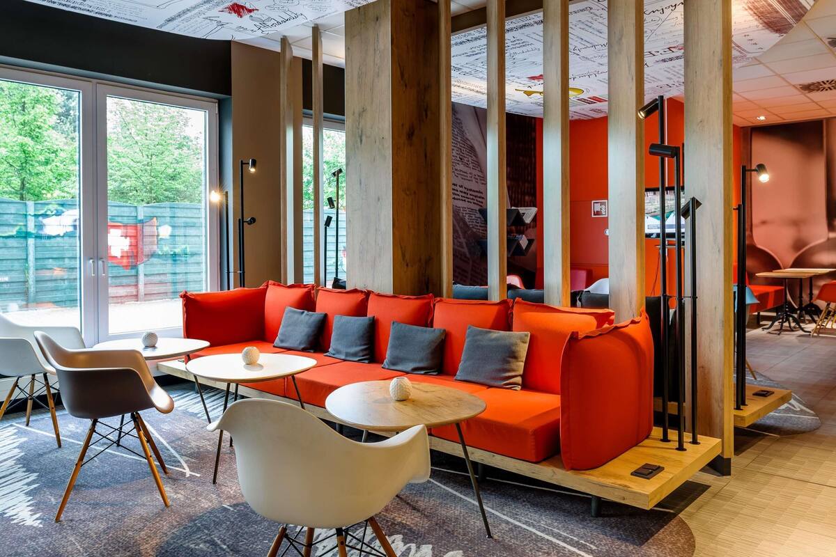 serves breakfast, lunch and dinner