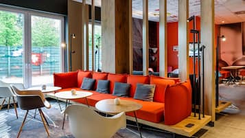 Serves breakfast, lunch, and dinner