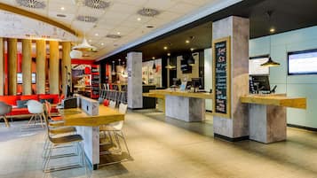 Serves breakfast, lunch, and dinner