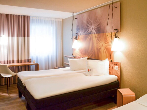 1 Schlafzimmer, Pillowtop-Betten, Schreibtisch, Verdunkelungsvorhänge