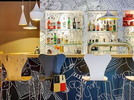 Serve café da manhã, almoço e jantar