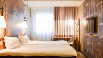 Colchones con pillow-top, escritorio y cortinas blackout