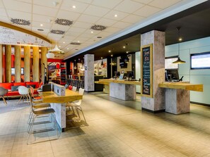 Con servicio de desayunos, comidas y cenas 