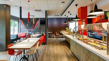Tägliches Frühstücksbuffet gegen Gebühr