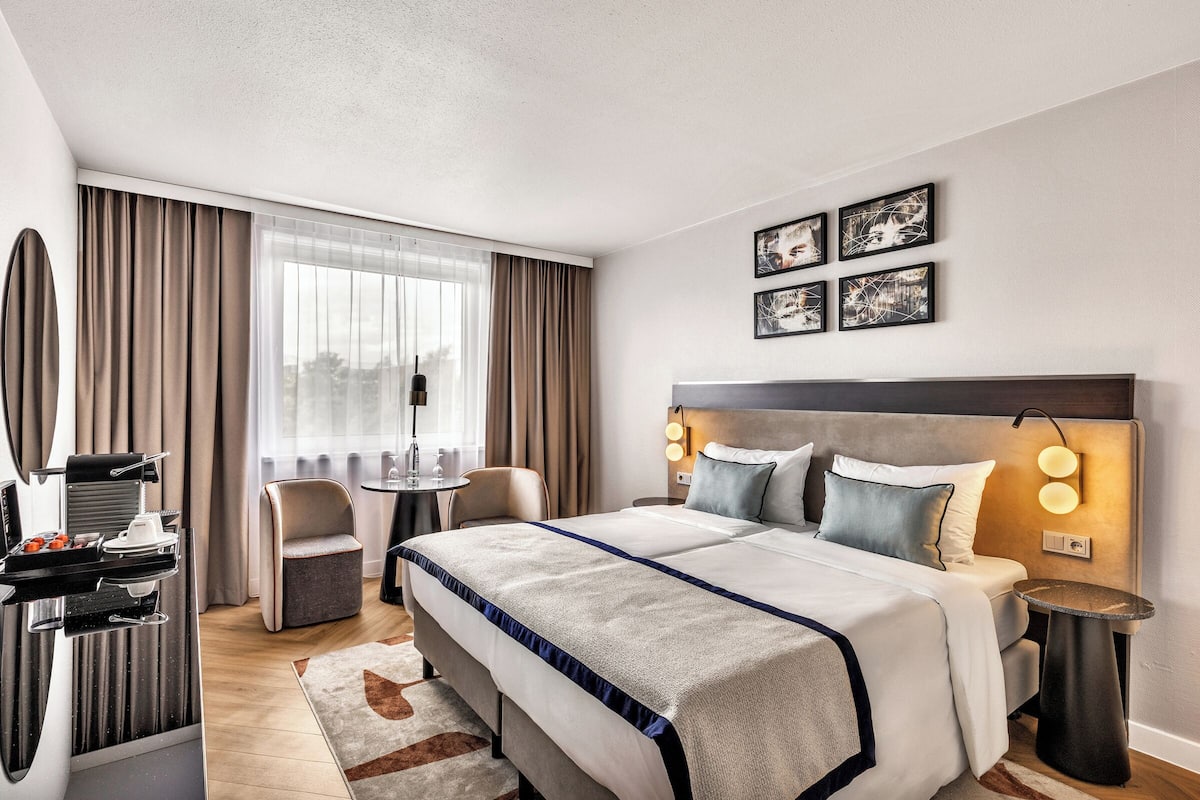 Hypo-allergenic bedding, minibar, in-room safe, desk