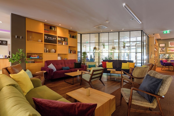 Lobby sitting area - Leonardo Hotel Hannover Medical Park (Hannover)