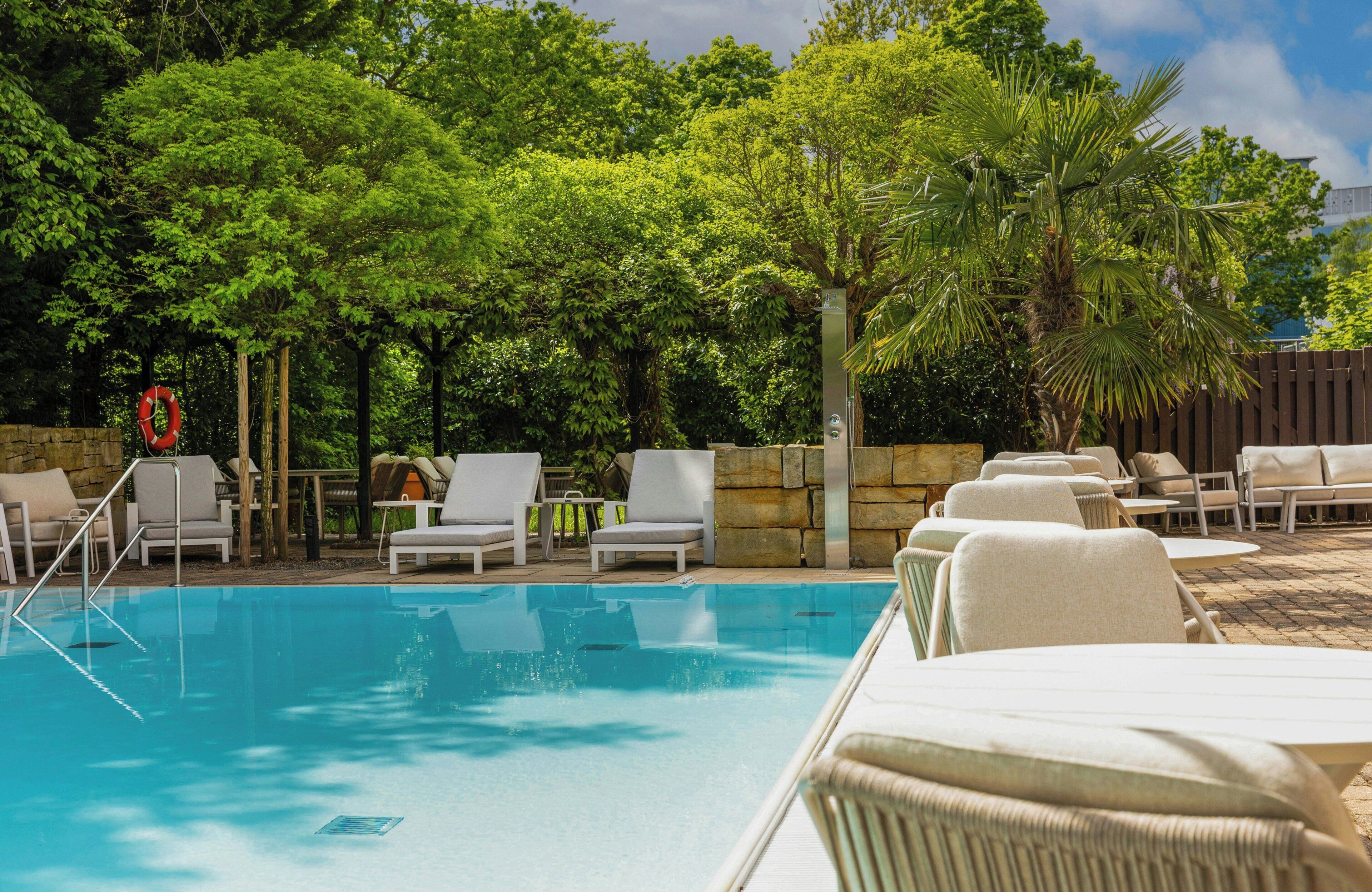 Una piscina al aire libre de temporada