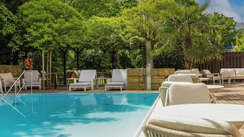 Una piscina al aire libre de temporada