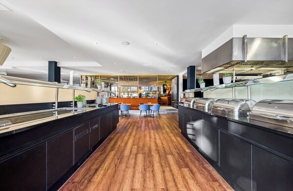 Petit déjeuner buffet (24 EUR par personne)