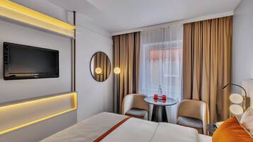 Minibar, caja de seguridad en la habitación y escritorio