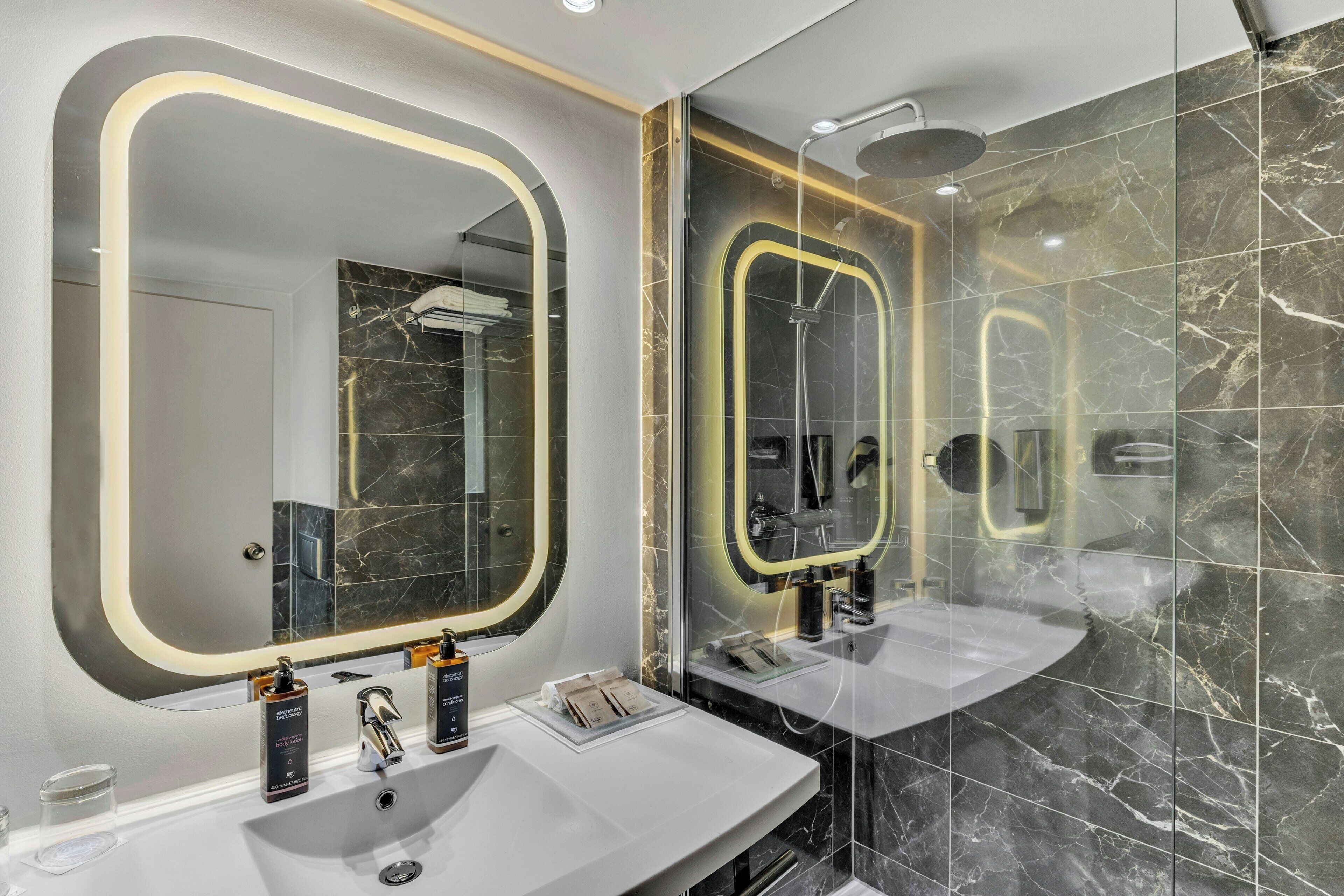 Superior-Zweibettzimmer | Badezimmer | Duschwanne, umweltfreundliche Kosmetikartikel, Haartrockner, Handtücher