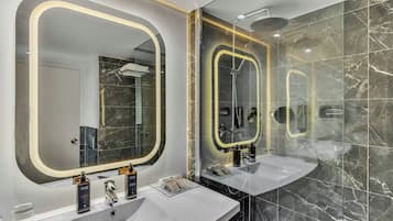 Superior-Zweibettzimmer | Badezimmer | Duschwanne, umweltfreundliche Kosmetikartikel, Haartrockner, Handtücher