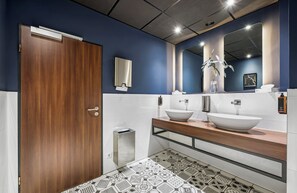 Combined shower/tub, eco-friendly toiletries, hair dryer, towels