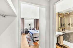 Habitación superior con 2 camas individuales | Ropa de cama hipoalergénica, minibar, caja fuerte y escritorio