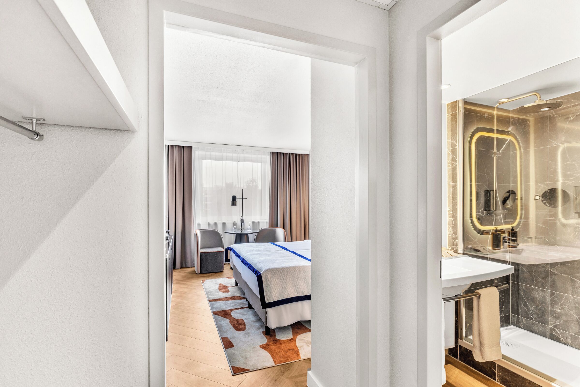 Allergikerbettwaren, Minibar, Zimmersafe, Schreibtisch