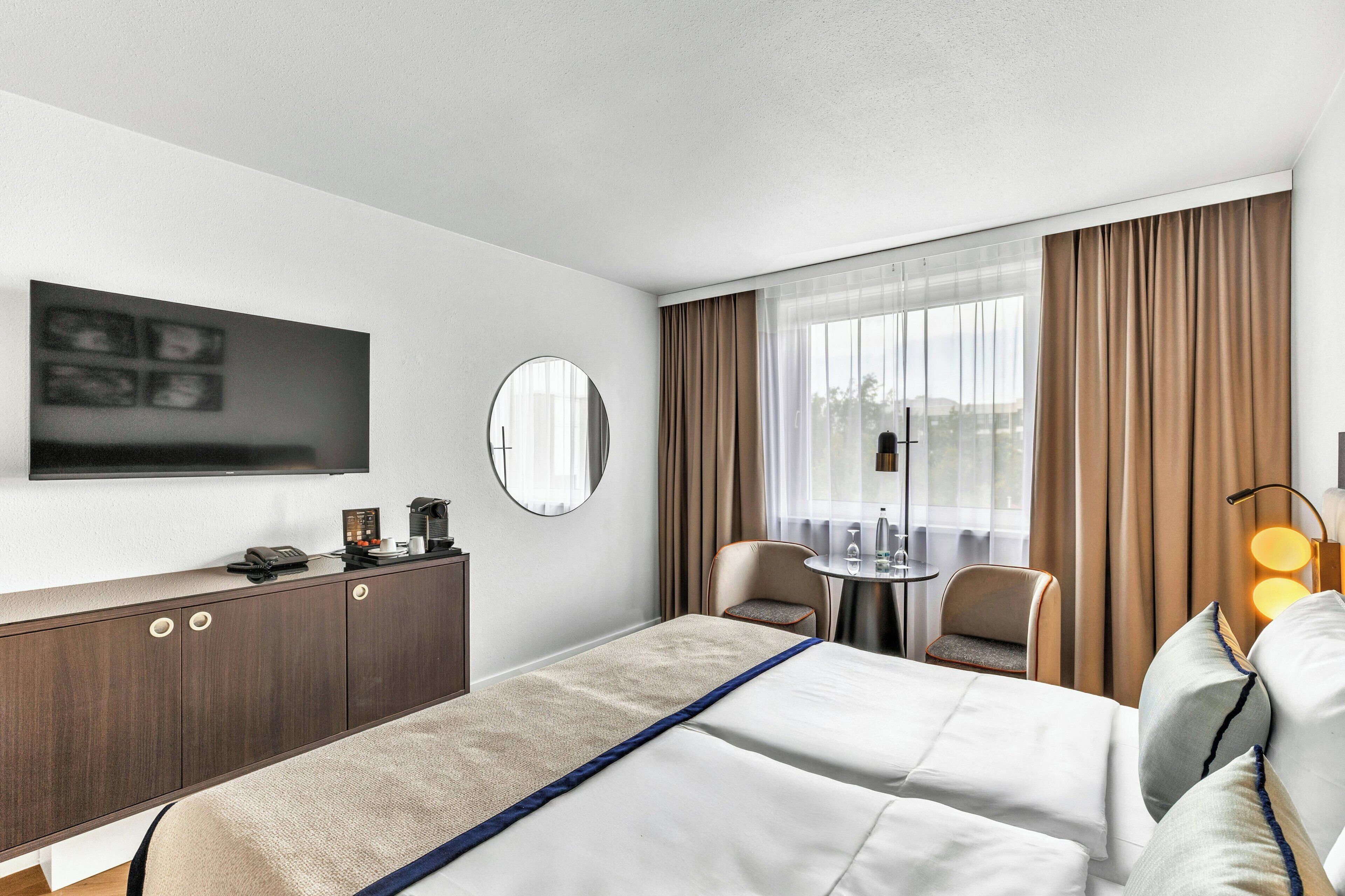 Superior tvåbäddsrum | Allergitestade sängkläder, minibar och värdeförvaringsskåp på rummet