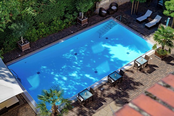 Seasonal outdoor pool - Leonardo Hotel Hannover Medical Park (Hannover)