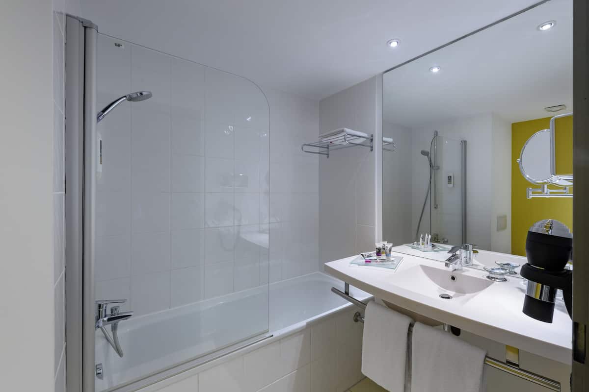 combined shower/bathtub, eco-friendly toiletries, hair dryer, towels