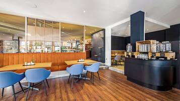 Se sirven desayunos, almuerzos y cenas; junto a la piscina