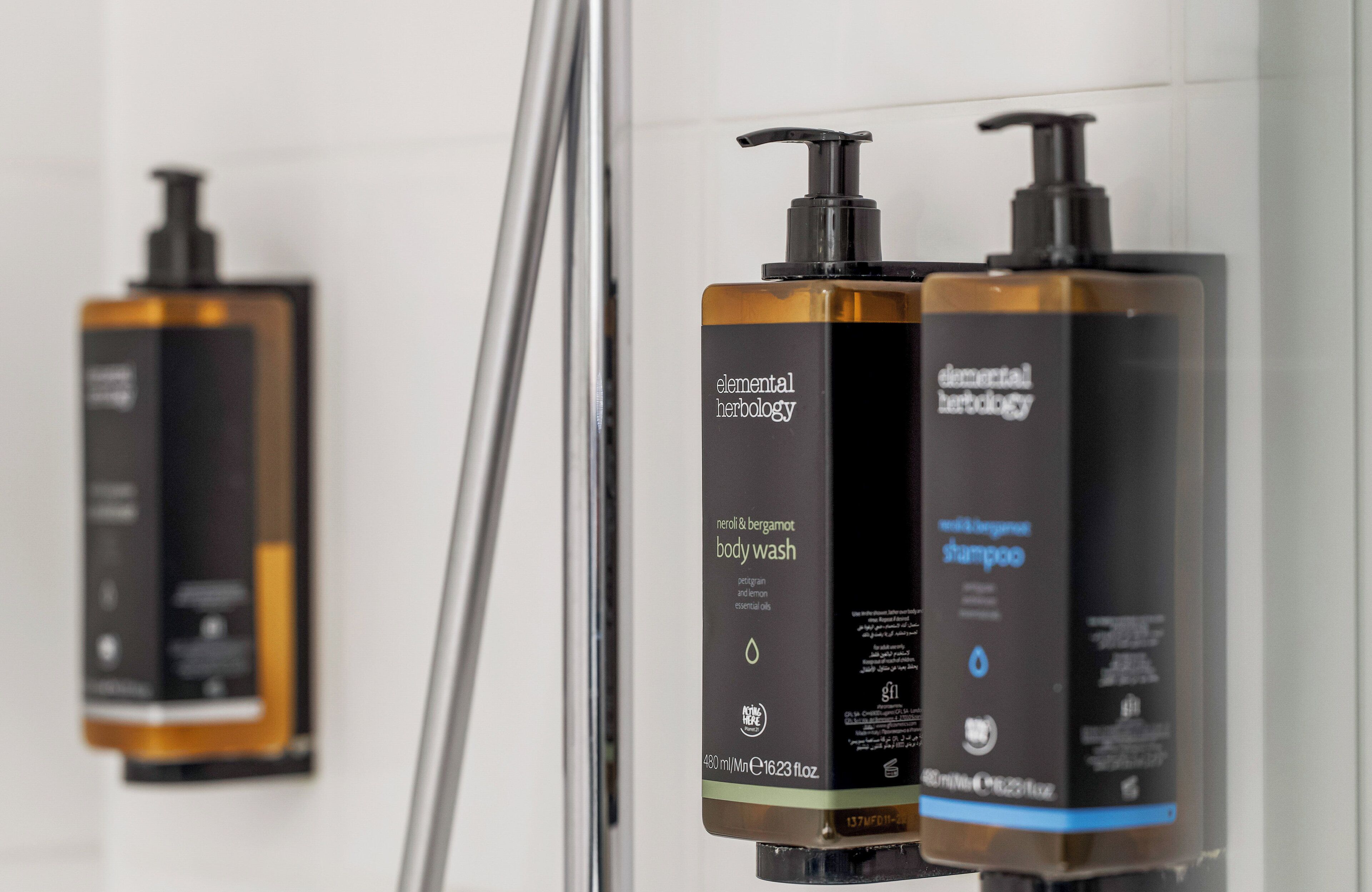 executive double room | bathroom | combined shower/bathtub, eco-friendly toiletries, hair dryer, towels