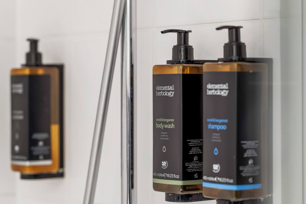 executive double room | bathroom | combined shower/bathtub, eco-friendly toiletries, hair dryer, towels