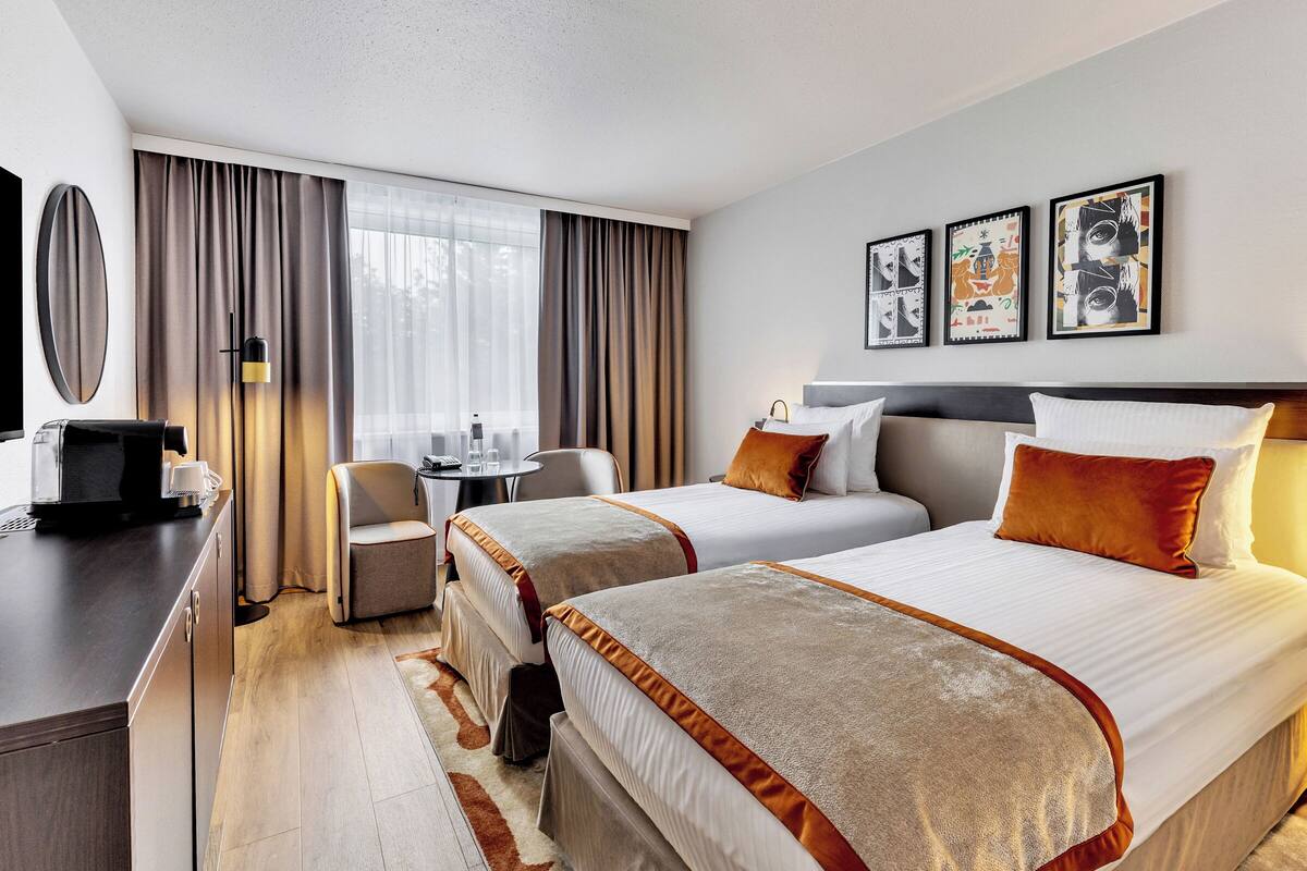 Literie hypoallergénique, minibar, coffres-forts dans les chambres