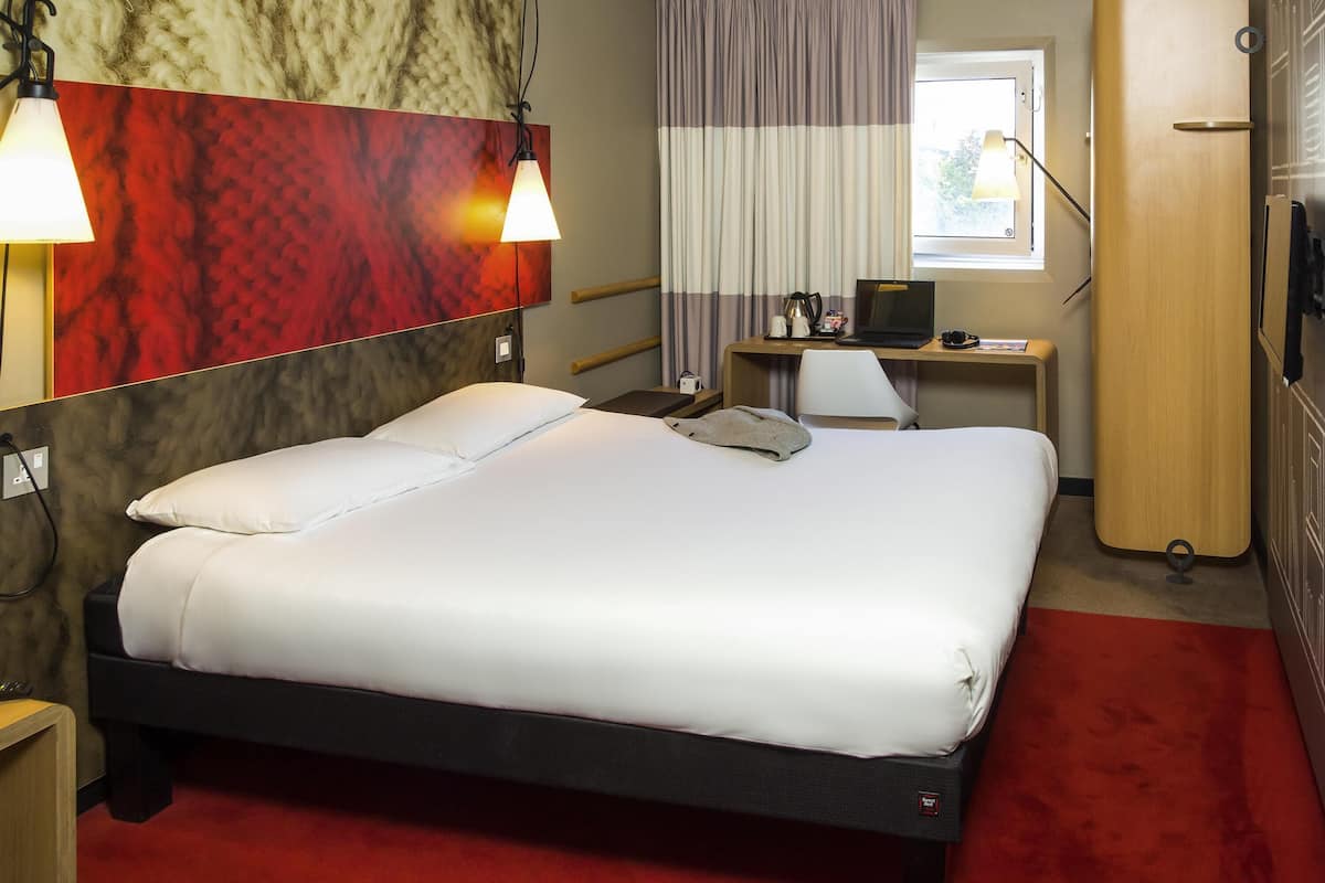 Zimmer, 1 Doppelbett | Zimmersafe, Schreibtisch, schallisolierte Zimmer, Bügeleisen/Bügelbrett