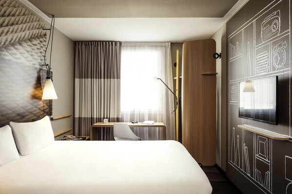 Habitación, 1 cama doble | Caja fuerte, escritorio, sistema de insonorización