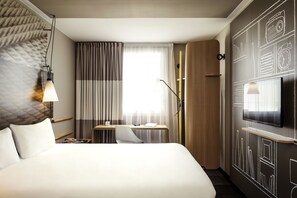 Room, 1 Double Bed | In-room safe, desk, soundproofing, iron/ironing board