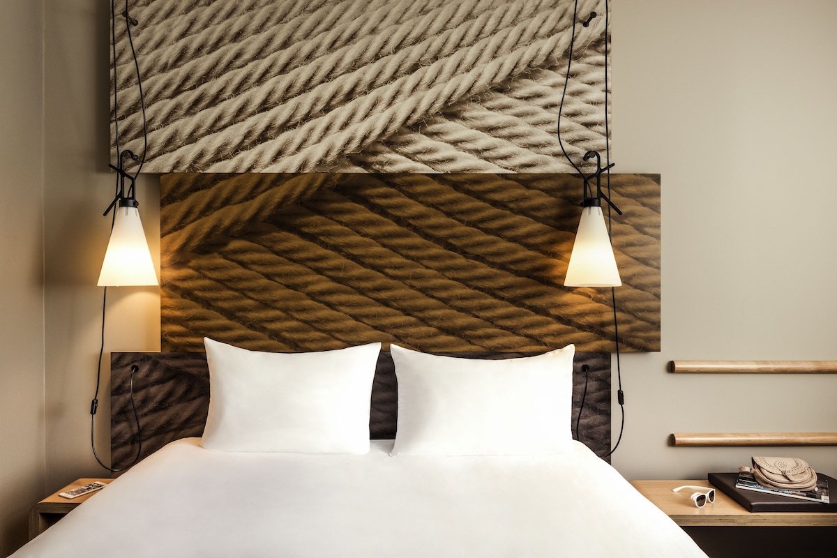 Room, 1 Double Bed | In-room safe, desk, soundproofing, iron/ironing board (on request)