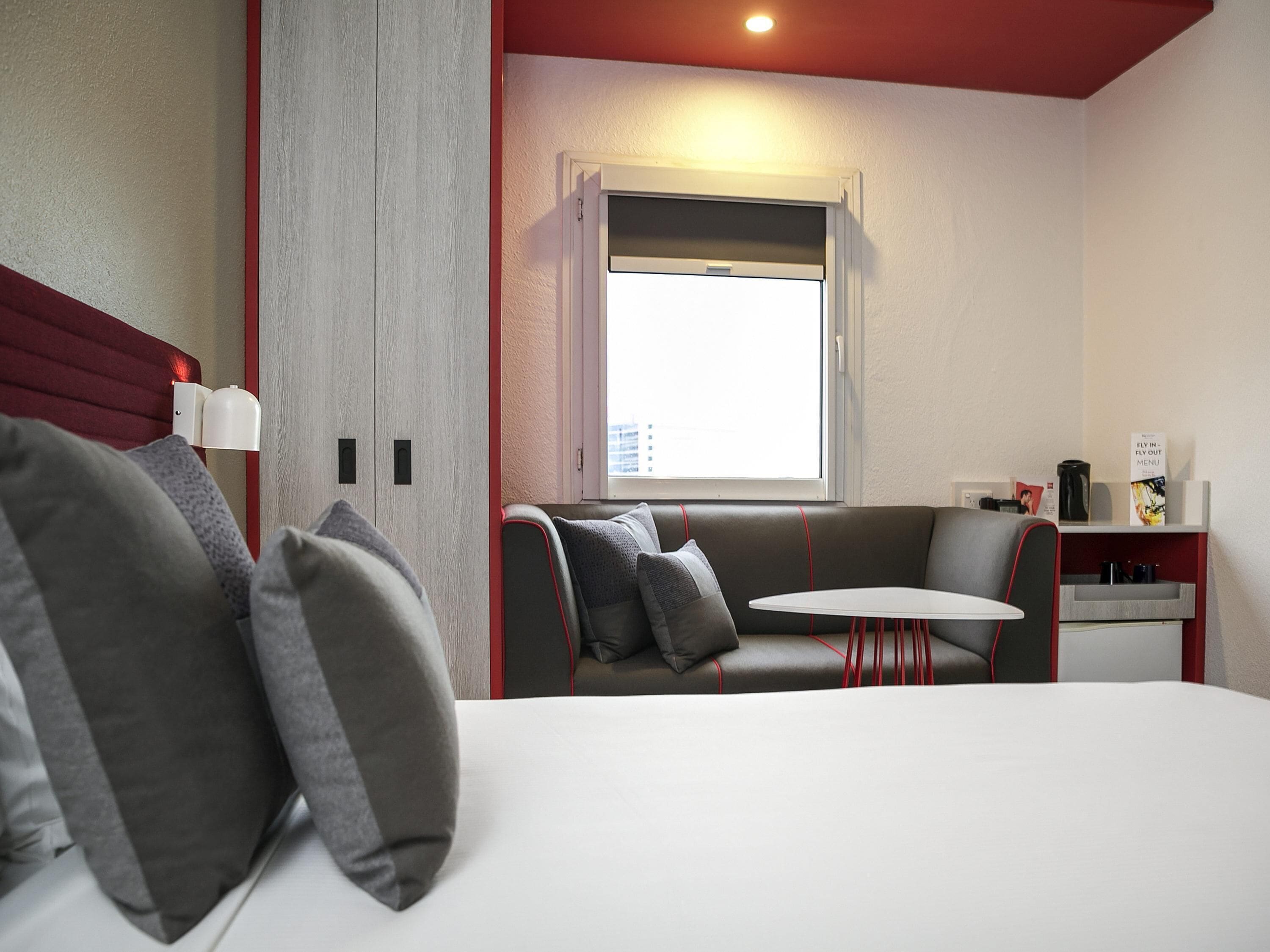 Ropa de cama hipoalergénica, escritorio y cortinas blackout 
