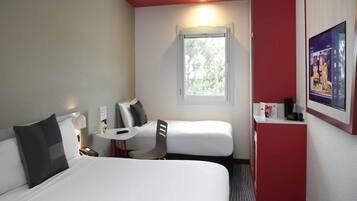 Standard Room, 1 Queen Bed | Hypo-allergenic bedding, desk, blackout drapes, soundproofing