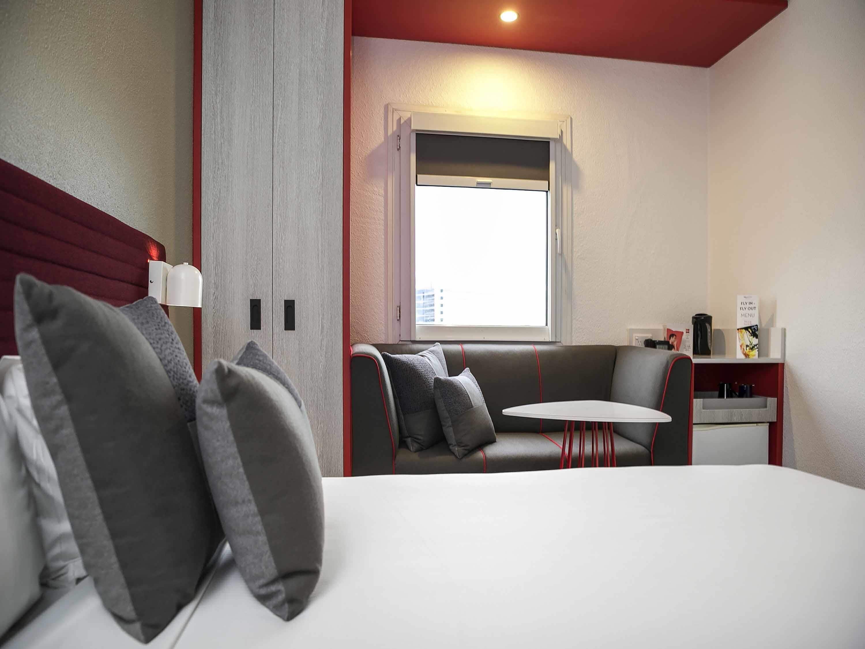 Ropa de cama hipoalergénica, escritorio, cortinas opacas