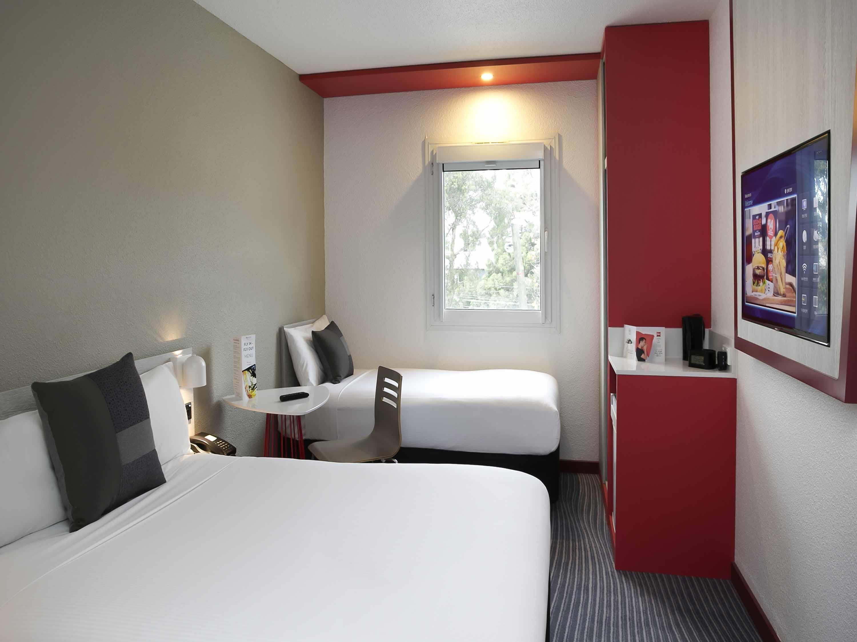 Standard Room, 1 Queen Bed | Hypo-allergenic bedding, desk, blackout curtains, soundproofing
