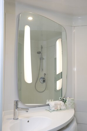 Douche, articles de toilette écologiques, sèche-cheveux