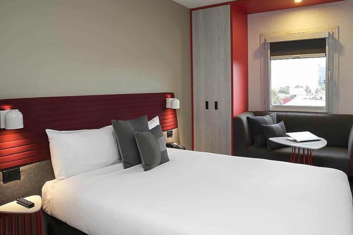 Standard Room, 1 Queen Bed | Hypo-allergenic bedding, desk, blackout drapes, soundproofing