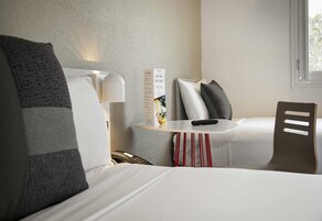 标准双人房, 多张床 | 防过敏的被褥、办公桌、遮光窗帘、隔音