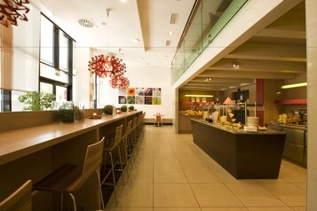 Bữa sáng buffet hàng ngày (18 EUR/mỗi người) 