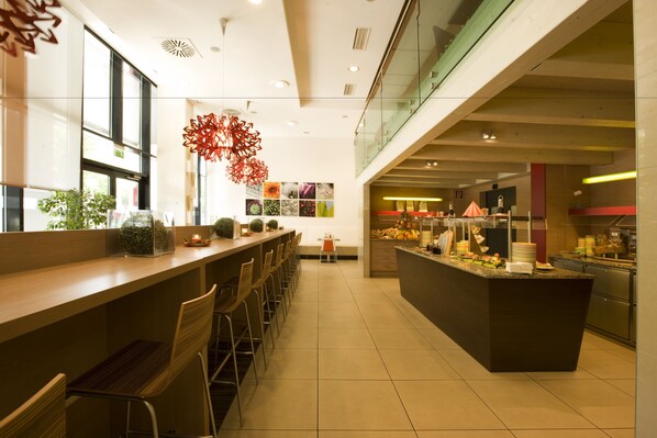 Tägliches Frühstücksbuffet (18 EUR pro Person)