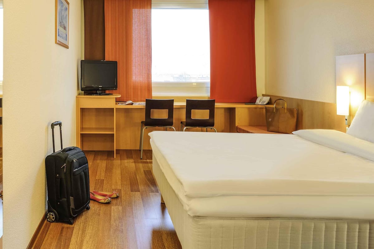 Desk, laptop workspace, iron/ironing board, free WiFi