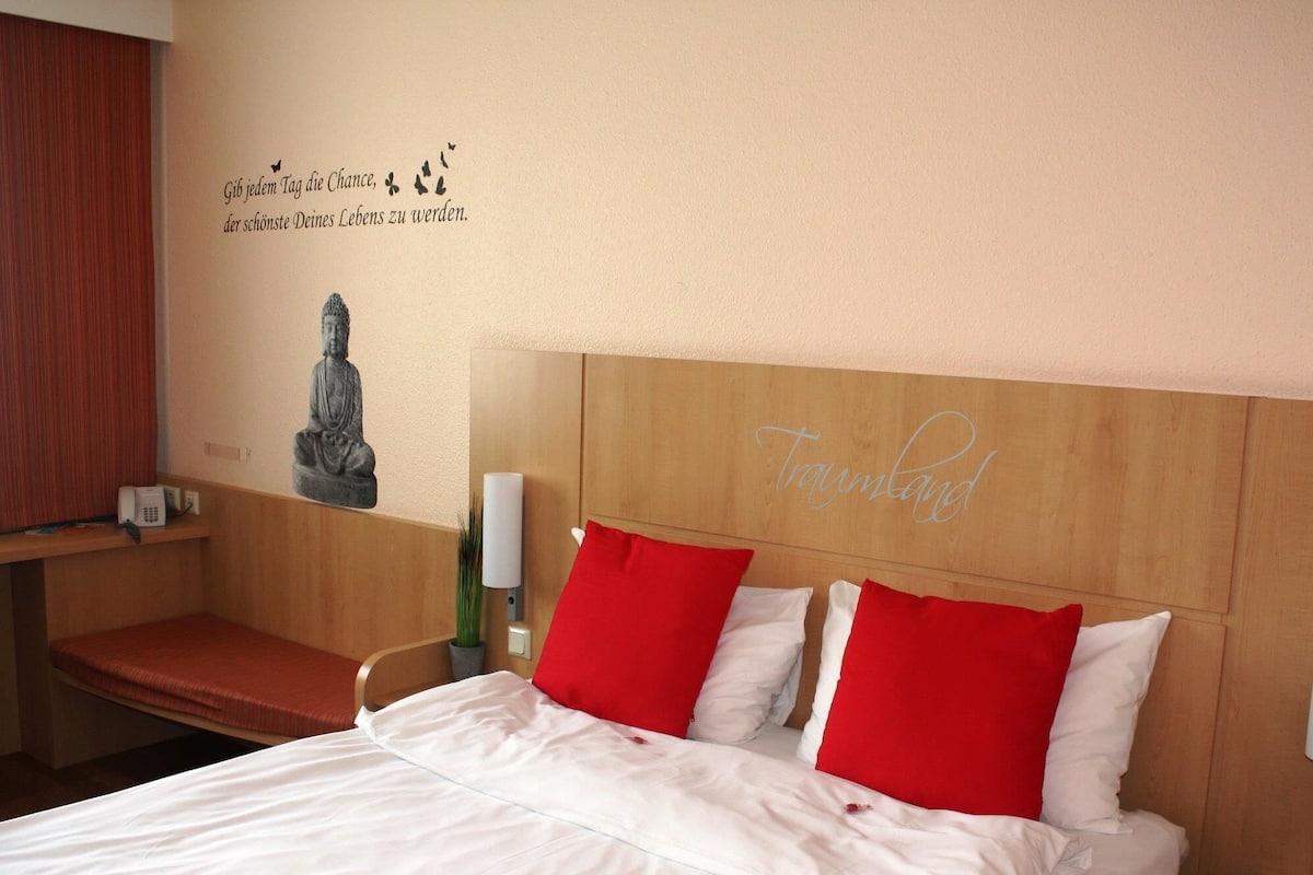 MyRoom By Jeannine - Far Eastern Harmony Room | Bureau, espace de travail pour ordinateur portable