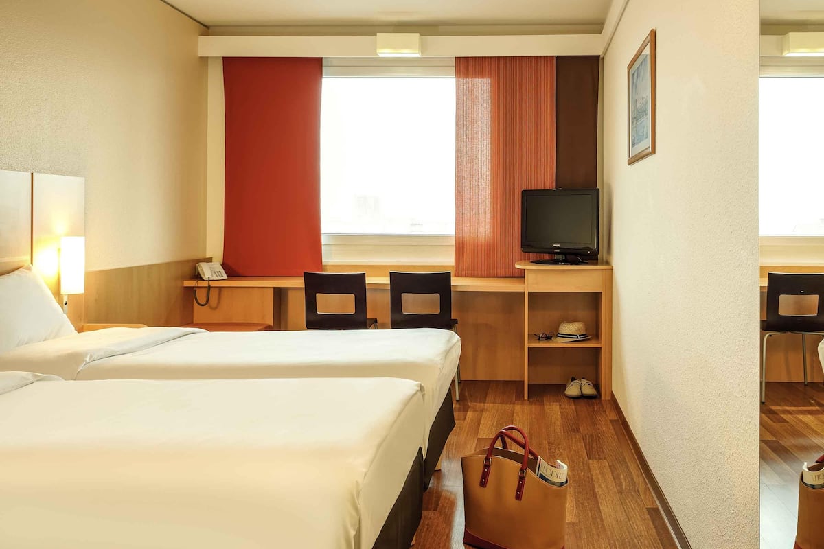 Standardzimmer, 2 Einzelbetten | Schreibtisch, laptopgeeigneter Arbeitsplatz, Bügeleisen/Bügelbrett