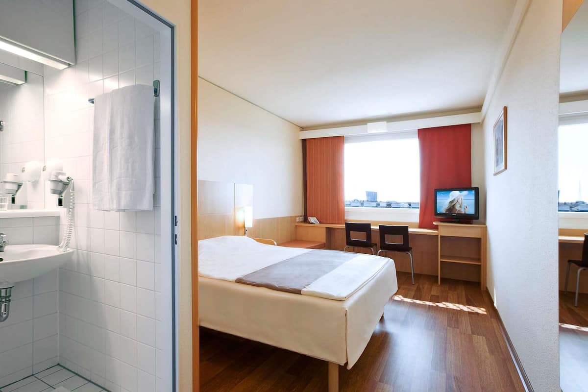 Chambre Double Standard, 1 lit double | Bureau, espace de travail pour ordinateur portable