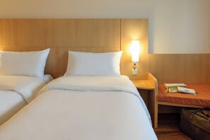 標準客房, 2 張單人床 | 1 間臥室、書桌、熨斗/熨衣板、免費無線上網