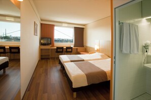 Standardzimmer, 2 Einzelbetten | Schreibtisch, laptopgeeigneter Arbeitsplatz, Bügeleisen/Bügelbrett