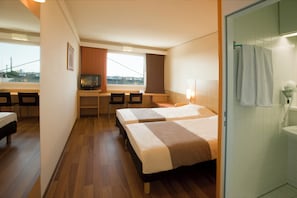 Standardzimmer, 2 Einzelbetten | Schreibtisch, laptopgeeigneter Arbeitsplatz, Bügeleisen/Bügelbrett