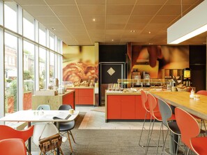 Petit déjeuner buffet servi tous les jours en supplément