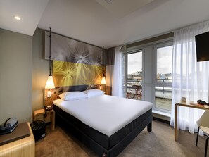 ملاءات للفراش لا تسبب الحساسية ومكتب وتجهيزات عازلة للصوت ومكواة/لوح كي