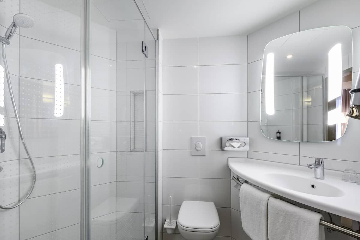 Allergikerbettwaren, Schreibtisch, schallisolierte Zimmer