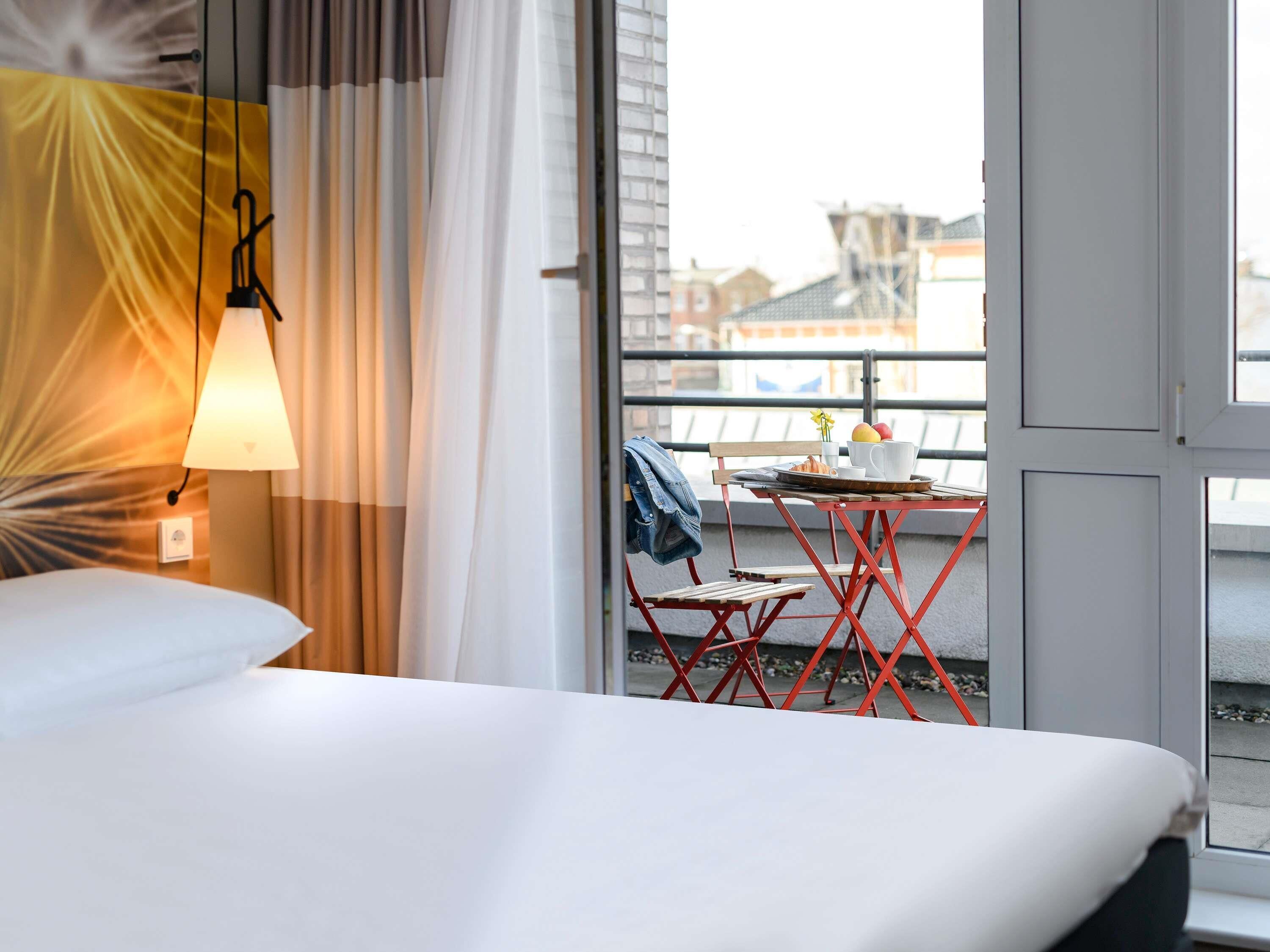 comfort room, 1 double bed, balcony | hypo-allergenic bedding, desk, soundproofing, iron/ironing board